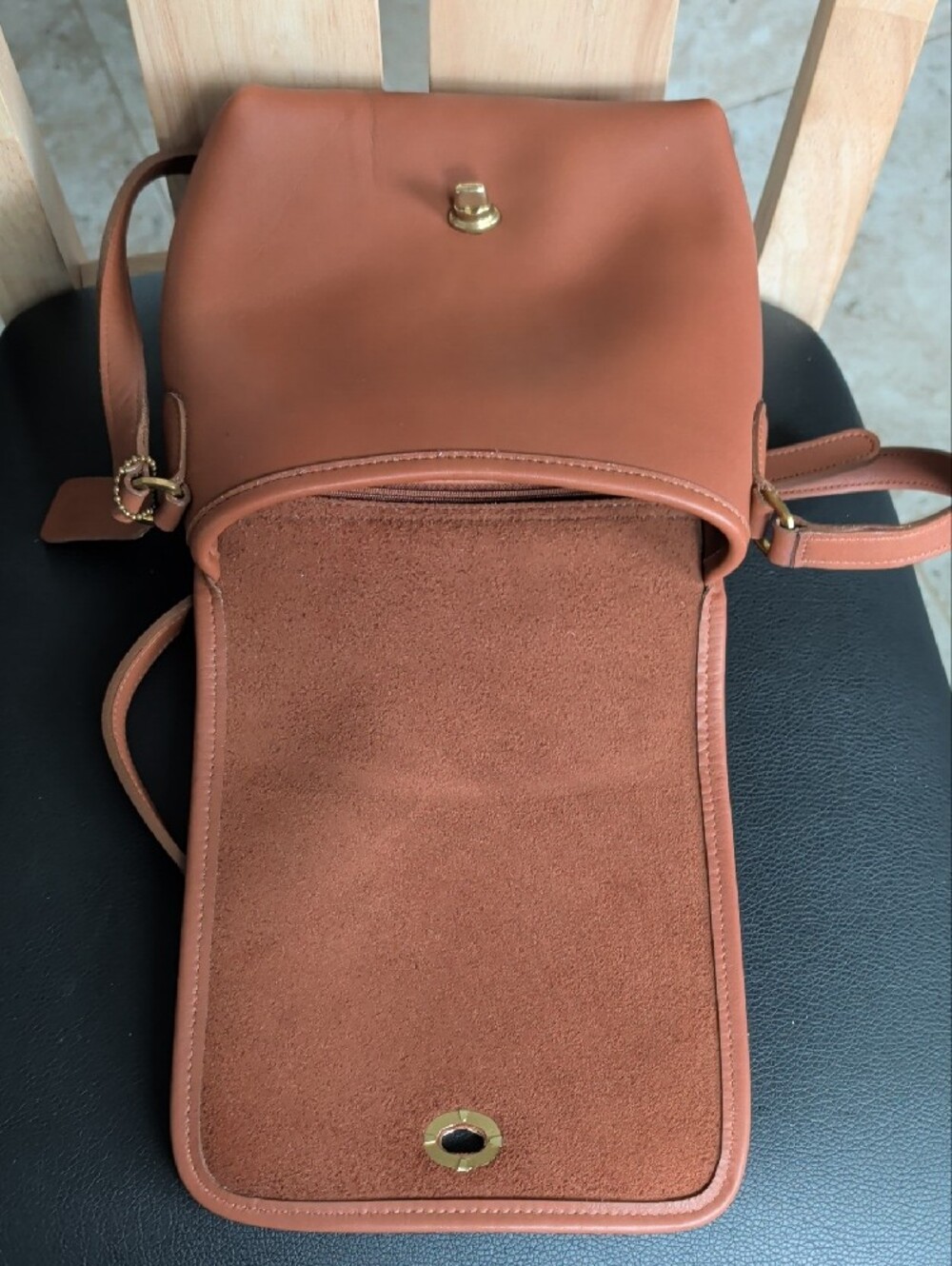 Vintage Coach Companion Flap Crossbody (KOC-9076) GUC - Picture 8 of 10